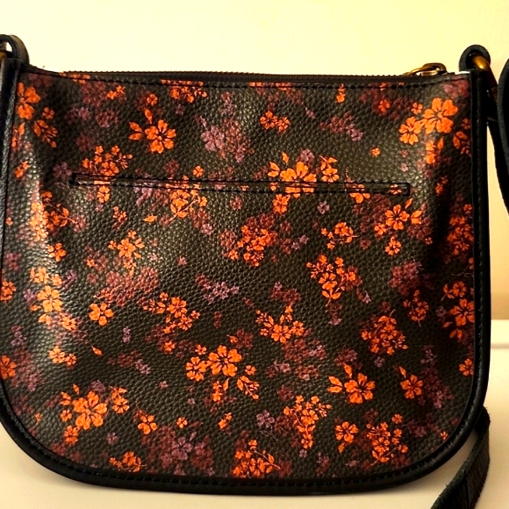 The Sak Leather Saddle Bag w/Free Sak Earrings - Picture 7 of 14